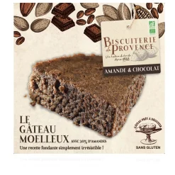 Bio-Mandelkuchen mit Schokolade.