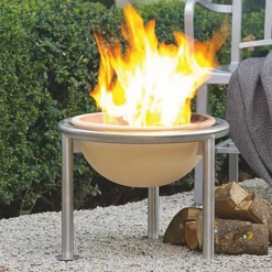 Feuerschale auf Edelstahlständer.