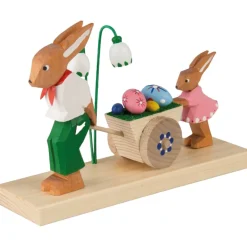 Hasenfamilie mit Wagen.