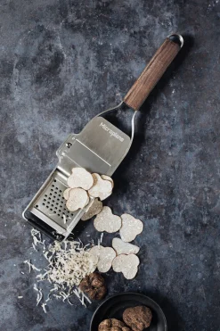 Hobel und Reibe für Trüffel & Parmesan.