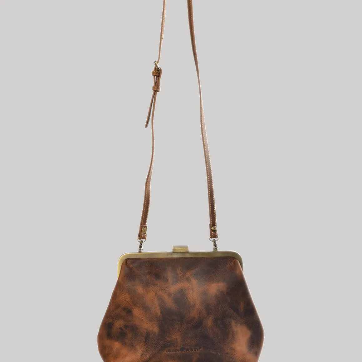 Kleine Bügeltasche aus Leder.