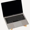 Laptophalter aus Eichenholz.