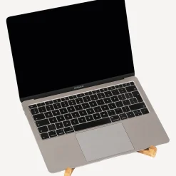 Laptophalter aus Eichenholz.