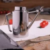 Ölkanne aus Edelstahl, silber.