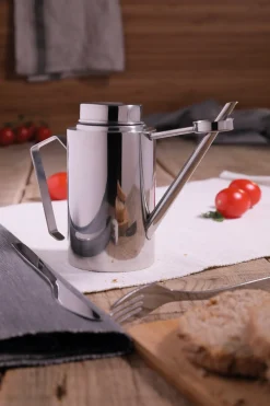 Ölkanne aus Edelstahl, silber.