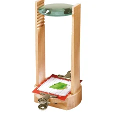 Mikroskop aus Holz für Kinder.