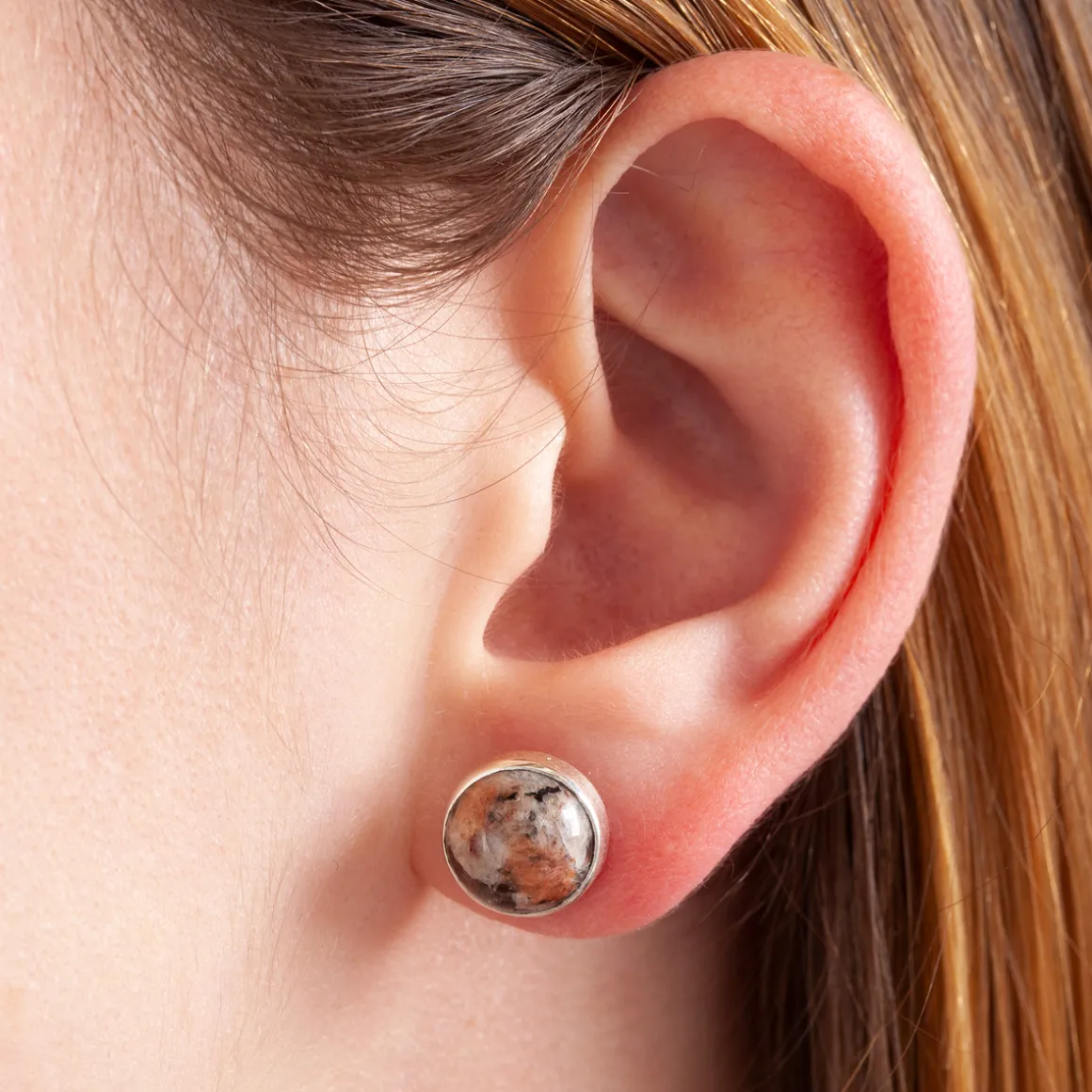 Ohrstecker »Bretonischer rosa Granit«.