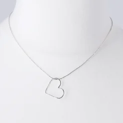 Silberkette mit Herz-Anhänger.