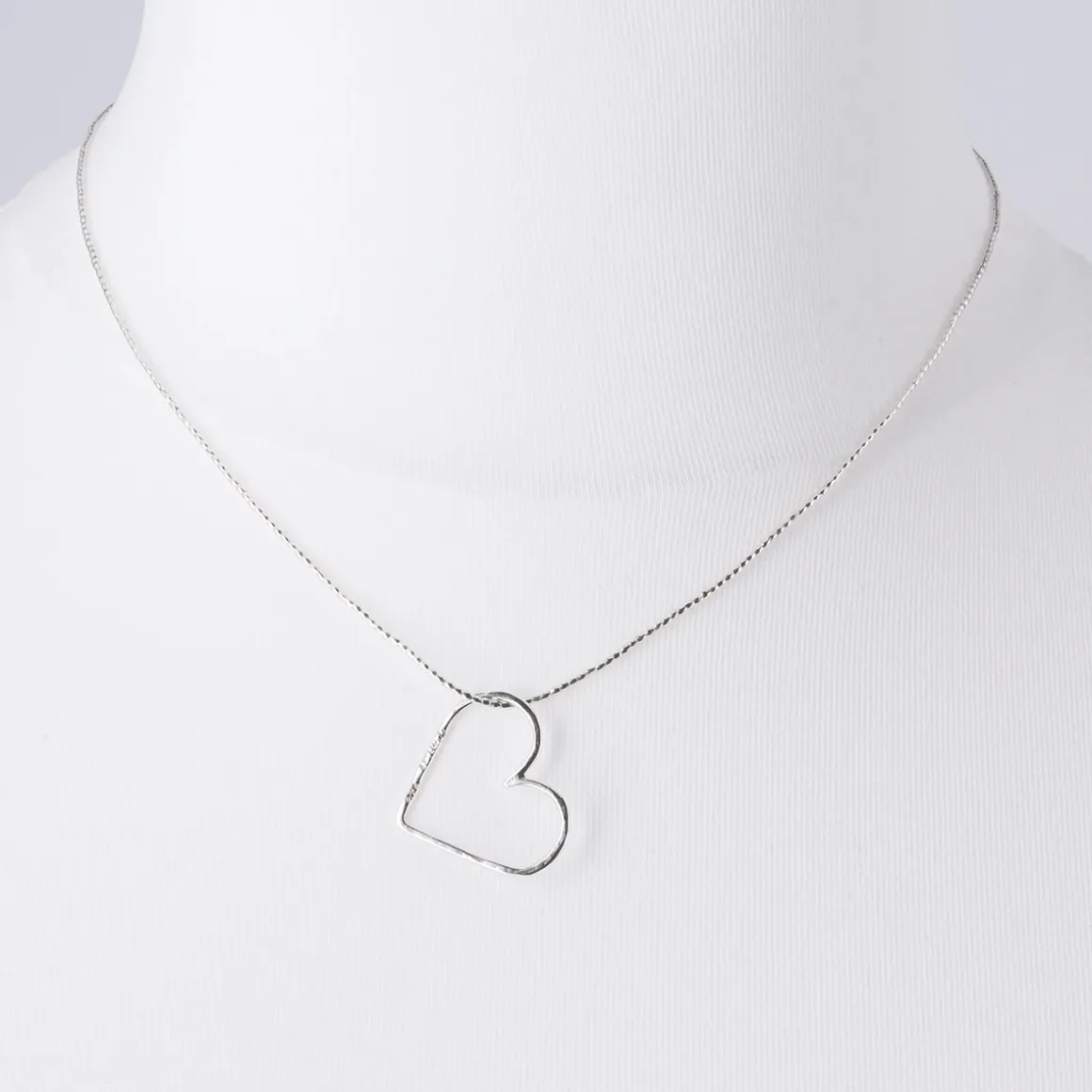 Silberkette mit Herz-Anhänger.