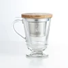Teeglas mit Sieb und Holzdeckel.