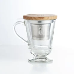 Teeglas mit Sieb und Holzdeckel.